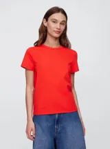 Remera básica de manga corta y cuello redondo color rosa pálido.