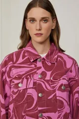 Campera de jean con estampado abstracto en tonos rosas, con cierre frontal y bolsillos.