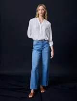 Jean de tiro alto, marca Royalty, color azul. Pretina con pasadores, botón y cierre. Delantera y trasera con bolsillos. Costura lateral asimétrica. Fit Wide Leg.