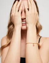 Pulsera con bolas bañada en oro de 18k, con cierre de tipo mosquetón.