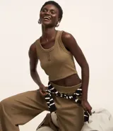 Blusa sin mangas color marrón claro, confeccionada en tejido rib con botones delanteros.