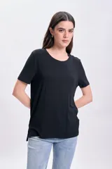 Remera negra de manga corta con cuello redondo.