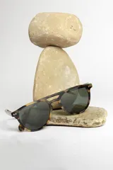 Lentes de sol estilo aviador con montura de acetato carey y puente doble. Lentes oscuros.