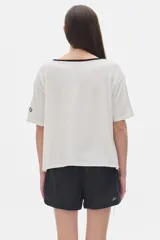 Remera roja de rib con cuello redondo amplio y mangas cortas.