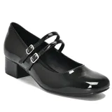 Zapato de charol negro con doble tira sobre el empeine y hebillas plateadas.