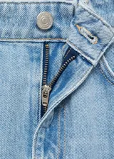 Pantalón de jean celeste de corte recto, tiro medio, con cinco bolsillos y cierre frontal con cremallera y botón.
