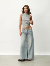 Musculosa blanca de cuello alto y sin mangas.