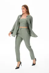 Conjunto verde musgo de camisa de manga larga, top strapless y pantalón de vestir.