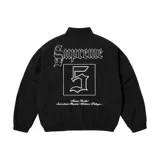 Campera negra de nylon con cierre frontal, bolsillos laterales y logo "Supreme" bordado en blanco en el pecho.