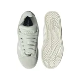 Championes Adidas Grand Court Alpha, color gris claro con las tres tiras blancas y detalles plateados en el talón. Confeccionados en gamuza y cuero sintético, con mediasuela Cloudfoam y suela de caucho.