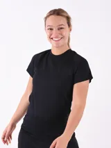 Remera negra de corte clásico y mangas cortas.