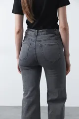 Jean elastizado de fit oxford color negro, con aplicaciones sutiles de strass distribuidas en el delantero y en la botamanga.