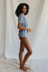 Remera celeste con estampa frontal de Janis Joplin en blanco.