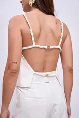 Blusa blanca de tirantes finos y corte cropped.