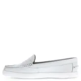Mocasin casual de mujer en color blanco, con diseño de costuras decorativas y suela de goma.