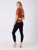 Buzo de punto marca Tahari con diseño de ochos verticales, cuello a la base y manga corta en color marrón.