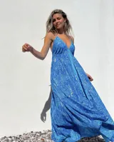 Vestido largo de tirantes finos con estampado paisley en tonos azules y dorados.