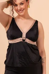 Trikini estampado con hojas en tonos verde, rosa y celeste, con detalle regulable en el escote y nudos regulables en cuello y espalda.