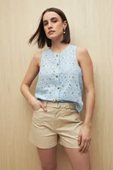 Short negro de gabardina, corte recto, con bolsillos delanteros y traseros, y presillas para cinturón.