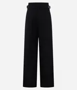 Pantalón de vestir negro de corte sastrero, confeccionado en poliéster, viscosa y elastano. Presenta cintura ancha con cintos laterales ajustables.