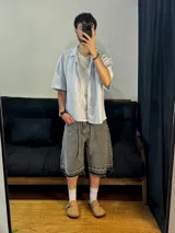 Camisa celeste y blanca a rayas verticales, de corte boxy fit y manga corta.