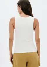 Musculosa ajustada color borgoña, con cuello redondo.