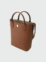 Bolso tote Longchamp modelo Épure XS, color marrón cuero, con correa larga de tela color crudo.