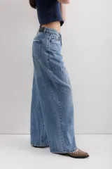 Pantalón de jean celeste de corte ancho.