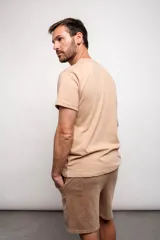 Remera color beige con estampado de estilo Art Decó en el frente.
