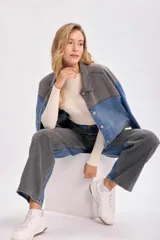 Pantalón jean de tiro alto, corte recto y diseño bicolor en gris y azul.