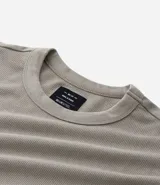 Remera masculina negra de manga corta, cuello redondo y corte relaxed, confeccionada en algodón y poliéster con textura de mini waffle.