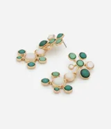 Par de caravanas colgantes con diseño de racimo de esferas de diferentes tamaños en tonos verde, blanco y dorado.