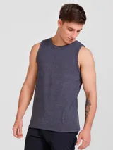 Musculosa azul de corte clásico, con cuello redondo y sisas amplias.
