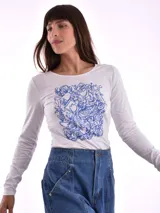 Remera verde militar de manga larga con cuello en V y estampado floral en tonos naranja.