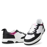 Championes urbanos color beige con detalles en negro y fucsia.