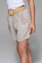 Short de lino color beige con rayas verticales blancas, cintura elastizada y bolsillos laterales.