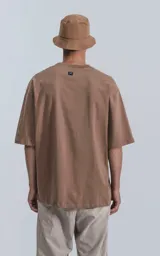 Remera color cañamo, corte crop y calce oversize, de hombros caídos y silueta relajada.