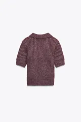 Jersey de punto color borgoña con cuello solapa y escote en pico. Tiene mangas cortas y bordados florales a tono.