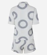 Conjunto de pijama corto blanco con estampado de soles azules. Incluye camisa de manga corta con cuello y short con cintura elástica.