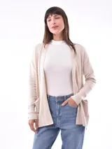 Saco color beige de tejido de punto, con bolsillos delanteros y mangas largas.