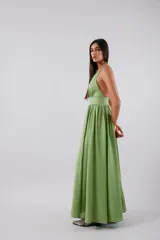 Vestido largo negro con escote en V profundo y tirantes finos. Presenta una banda ancha debajo del busto y falda amplia con forro.