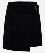 Short pollera de estilo sastre, color camel/marrón claro, con diseño de traspaso frontal asegurado por una hebilla.