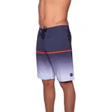 Boardshort de hombre con diseño degradado en tonos azul oscuro, violeta y blanco. Presenta una franja horizontal naranja brillante a la altura del muslo y cierre frontal con cordón negro.