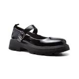 Zapato tipo Mary Jane color negro charol, con correa con hebilla y plataforma track.