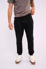 Pantalón de jogging gris claro de corte recto, con cintura elástica y cordón ajustable.
