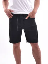 Bermuda de jean color negro, corte slim, con cordón ajustable en la cintura y ruedo doblado.