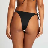 Braguita de bikini brasileña negra con tiras finas ajustables en los laterales.