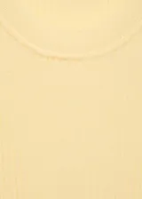 Top amarillo de punto de canalé con cuello redondo y sin mangas.