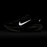 Championes de running Nike Vomero 18, color negro con detalles en blanco.