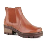 Bota Chelsea color marrón de cuero, con elásticos laterales y suela track.